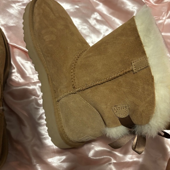 Ugg Mini Bailey Bow Boots - Picture 7 of 10